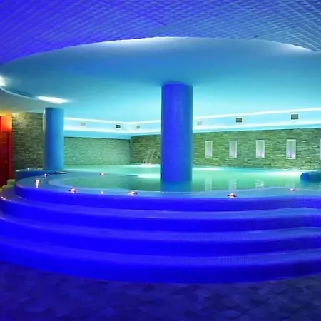 Gold Hotel-3